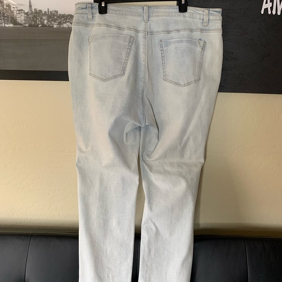 Gibson and Latimer Light Blue Jeans - Picture 3 of 10